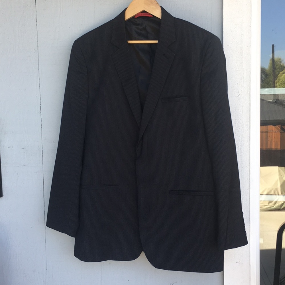 Men’s blazer jacket. Includes a button.
